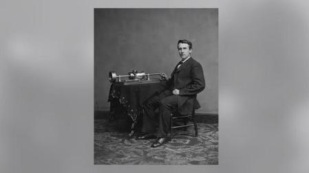 Edison junto a su segundo fonógrafo