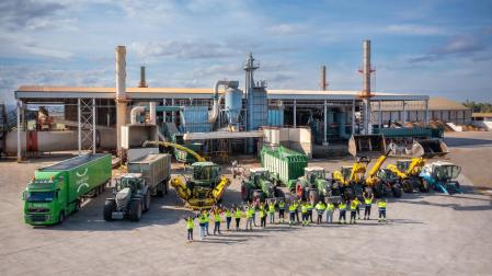 Trabajadores de Liverco, ante las instalaciones de la empresa en Buñuel