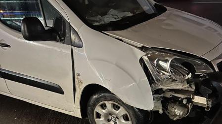 Una furgoneta choca contra una farola en Mutilva y su conductor da positivo en alcohol y cocaína