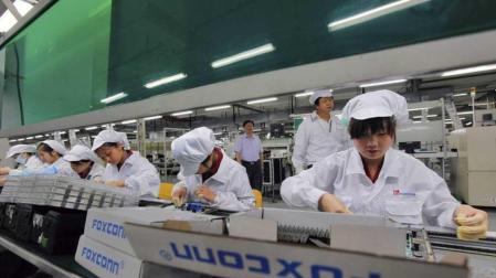 Empleados en la línea de producción de una planta Foxconn