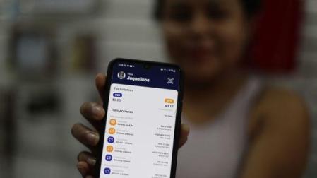 Una mujer muestra su billetera digital