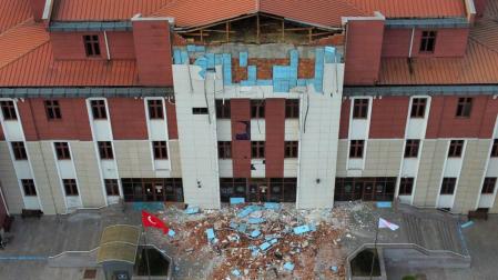 Daños en un edificio en la provincia de Duzce tras el terremoto