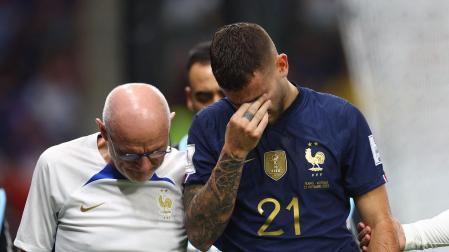 Lucas Hernández se retira del terreno de juego tras lesionarse en el partido ante Australia