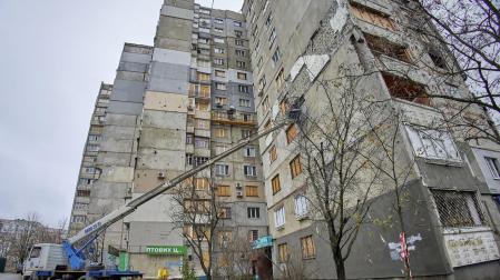 Trabajadores reparan un edificio dañado por las bombas en Járkov