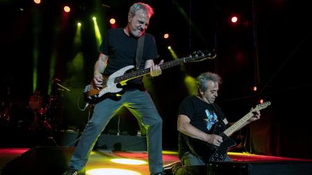 El cantante y bajista del grupo Hombres G, David Summers (i), y el guitarrista Rafael Gutiérrez (d), durante un concierto en junio de 2021 en la Plaza de Toros de Murcia