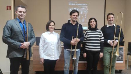 La edil Merche Añón y Miguel Tantos, en el centro, y junto al resto de asistentes a la presentación del concierto