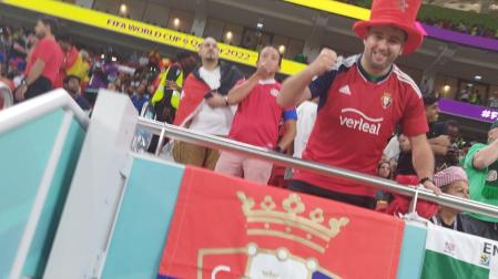 Mohamed, con la bandera y camiseta de Osasuna en el partido España-Costa Rica