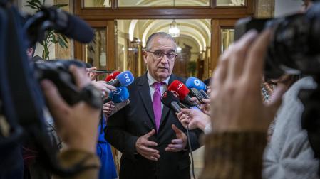 Enrique Maya atiende ayer a los medios en la segunda planta del Ayuntamiento de Pamplona