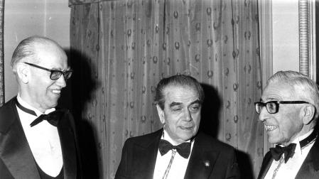 José María Lacarra, a la izquierda, junto a los profesores Pabón y García de Valdeavellano en la Academia de Historia
