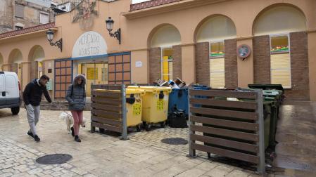 Fachada del Mercado de Abastos, con los contenedores