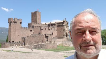 Una imagen de Ramón Vilaró junto al castillo de Javier