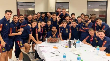 Los jugadores que acudieron al restaurante Nusr-ET Steak House en la foto colgada en redes por el meta Roberto Sánchez