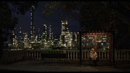 Begoña Suárez (Rita) con la refinería detrás en un fotograma de Cuerdas