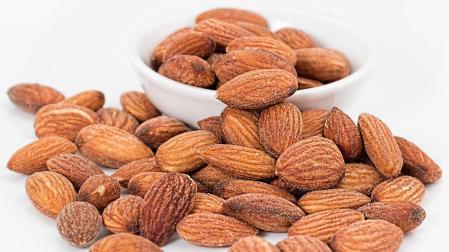 Las almendras tienen un alto contenido en proteínas, fibra y ácidos grasos insaturados, lo que puede contribuir a sus propiedades saciantes