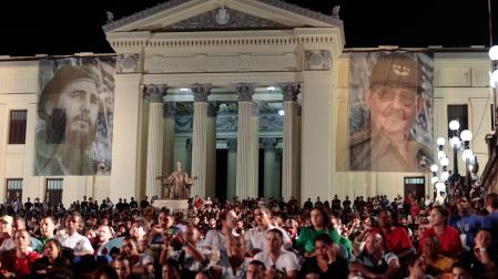 Cientos de cubanos participan en un acto de conmemoración hoy, durante el 6to aniversario de la muerte de Fidel Castro, en La Habana