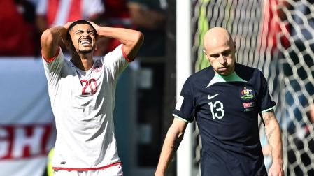 Mohamed Drager se lamenta tras fallar una ocasión, mientras Aaron Mooy resopla aliviado