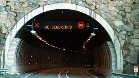 Cierre de los túneles de Belate en una foto de archivo de 1999.