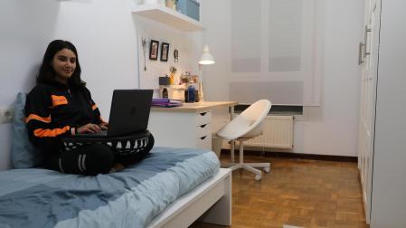 En su habitación, con un portátil, Chaimae Hamda