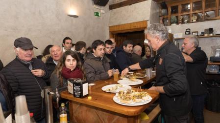 A: BLANCA ALDANONDO
F: 26/11/2022
P:
L: TUDELA
T: INVERDURA. DEGUSTACION POPULAR DE PINCHOS DE VERDURA DE INVIERNO EN LAS SOCIEDADES GASTRONOMICAS. CALDEREROS