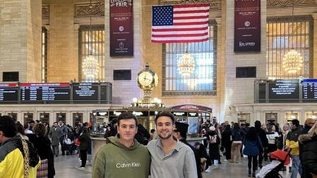 Juan Irurtia Ibiricu, primero por la izquierda, junto a su primo Álvaro está exprimiendo al máximo su estancia en EEUU. La imagen, en la Grand Central Terminal, recoge uno de los momentos del viaje que realizó la semana pasada a Nueva York
