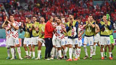 Budimir, a la derecha, aplaude junto a sus compañeros a los aficionados tras el Croacia-Canadá