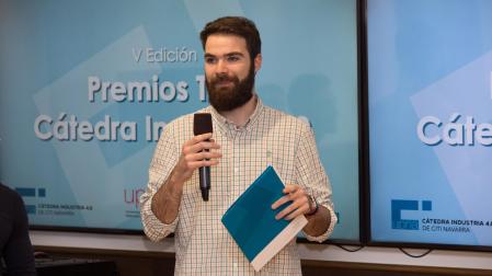 El ganador, José Javier Roldán, durante la entrega de premios