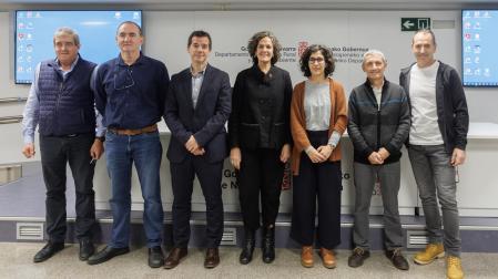 Juan Carlos Artazcoz, director del servicio de competitividad de Desarrollo Económico; Iñaki Apeztegia, jefe de sección de planificación energética; el consejero Mikel Irujo; la consejera; Itziar Gómez; la gerente de INTIA, Natalia Bellostas; Andrés Iñigo, técnico de la oficina de energías renovables de INTIA Alfonso Nieves, responsable de la oficina técnica de energías renovables