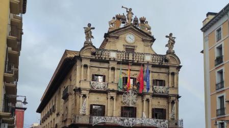 Imagen de la colocación de la luces de Navidad, este lunes en la plaza del Ayuntamiento