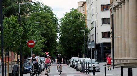 Varias bicicletas circulan por la calle San Fermín de Pamplona