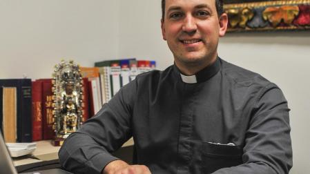 Fermín Macías, en su despacho de la parroquia de Tafalla