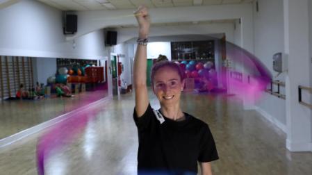 La pamplonesa Ana Llorens Pérez, con una cinta de gimnasia rítmica en uno de los gimnasios de Anaitasuna