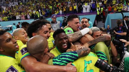 Los jugadores de Brasil celebran el gol