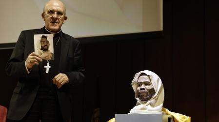 El arzobispo de Madrid, y vicepresidente de la CEE, Carlos Osoro (i), posa junto a la reconstrucción facial del patrón de Madrid, San Isidro, este lunes, durante la presentación de las conclusiones del estudio forense del cuerpo de San Isidro Labrador