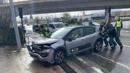 Imagen del vehículo que ha chocado con un taxi este martes en Pamplona