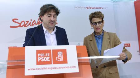 El secretario general del Partido Socialista de Euskadi-Euskadiko Ezkerra (PSE-EE), Eneko Andueza, y la secretaria general del Partido Socialista Navarro (PSN) y presidenta de Navarra, María Chivite