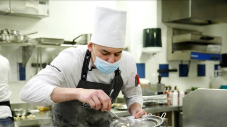 El ganador de la pasada edición preparando su plato en la final del Premio Promesas 2022