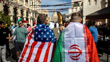 Aficionados de Estados Unidos e Irán por las calles de Doha