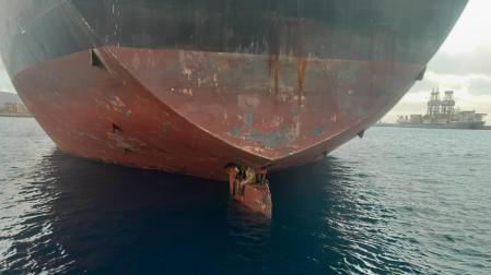 Fueron rescatados tras ser avistados en ese lugar tan peligroso del buque