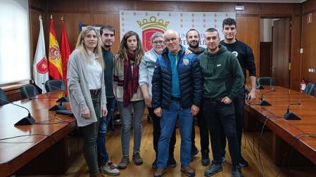 Desde la izda., Berta Gimeno, de Gerna; Mikel Colomo, concejal de Deportes del Ayuntamiento de Estella; Leire Alcalá, de Anasaps; Puy Ferreiro y José Luis López, del centro Oncineda en representación de las familias; Xabi Erce, de Mugitu; Mikel Zalduendo, de Lizarraldea Erein; y Lluís Galián, de Mugitu, ayer en la presentación de la iniciativa solidaria