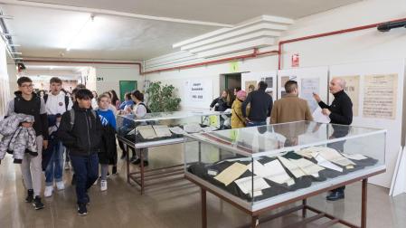 Estudiantes del instituto Benjamín de Tudela observan documentos de la exposición