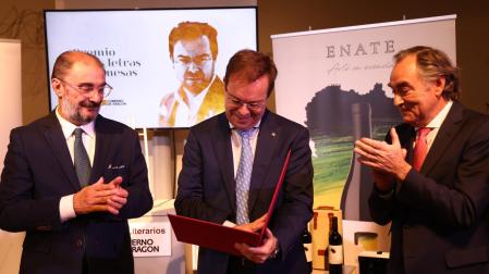 El escritor y periodista turolense Javier Sierra (c) recibe del presidente aragonés, Francisco Javier Lambán (i), el Premio de las Letras Aragonesas 2021 que el Gobierno de Aragón entrega este martes en Zaragoza