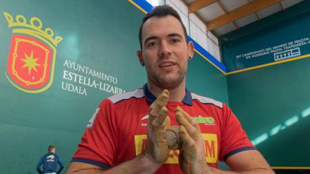 Erik Jaka, ayer por la mañana tras la elección de material en el Remontival de Estella