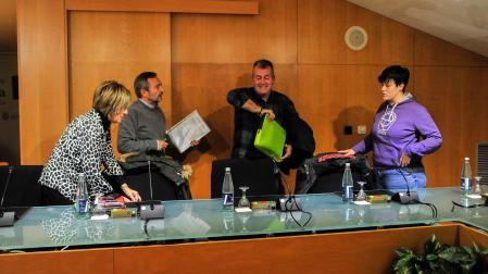 Soco Ojer, Jesús Arrizubieta, Ignacio Moros y Goizeder Juango minutos antes del pleno