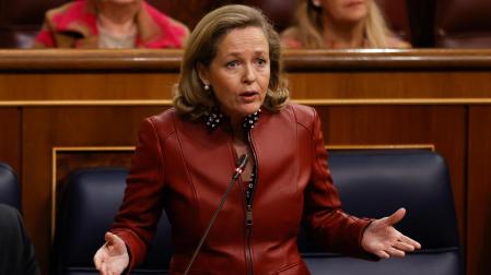 La vicepresidenta económica, Nadia Calviño, durante su intervención en la sesión de control al Gobierno este miércoles en el Congreso