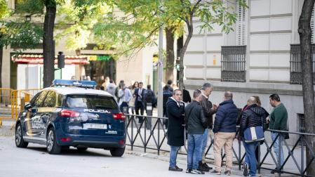 Algunos de los 13 marineros que llevaron a los supervivientes del ‘Villa de Pitanxo’ a España, a su llegada a la sede de la Audiencia Nacional este miércoles