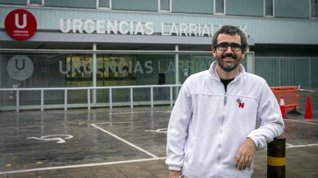 Gonzalo Sanz de Galdeano, frente al acceso a las Urgencias del Hospital Universitario de Navarra.