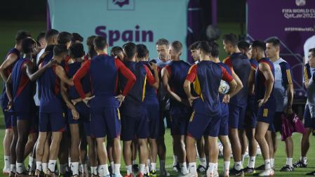 El entrenador de la selección española, Luis Enrique (c), dirige el entrenamiento del equipo nacional en Doha este miércoles
