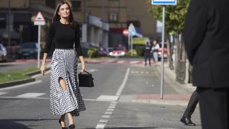 La reina Letizia, con una falda con agujero en la rodilla