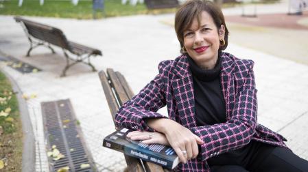 La escritora Rosa Blasco Gil, con un ejemplar de su nueva novela titulada ‘Perturbación’