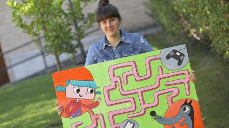 Raquel Samitier posa en Barañáin con un cartel de 'Gretaren Lagun Onena', libro del cual es autora e ilustradora